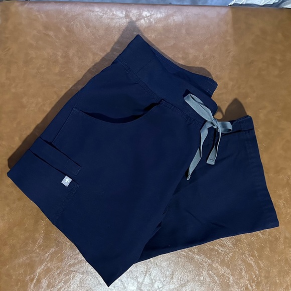 FIGS Kade Cargo Scrub Pant in Navy - Picture 2 of 2